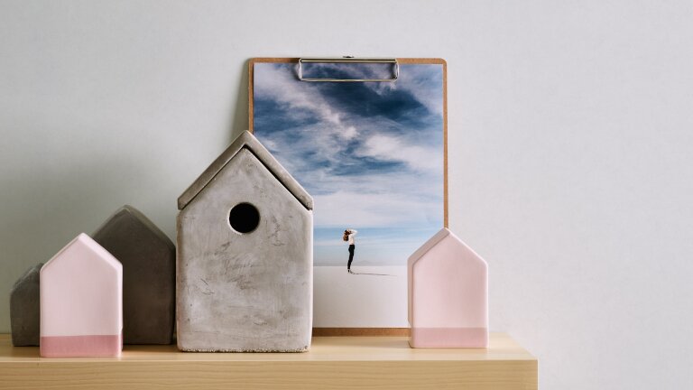 Vliestapete, davor Wandregal mit Dekoration